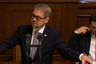 Havel vytáhl na Schillerovou trhací kalendář. Zmocnil se ho Macinka a za jeho zády rozpoutal sněmovní taškařici